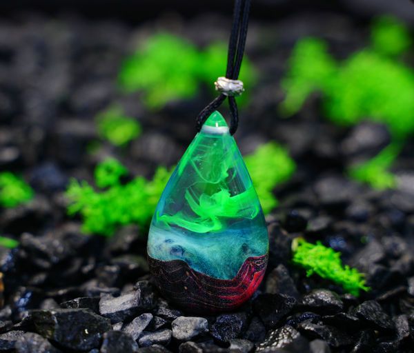 Aurora resin pendant | Scrolller