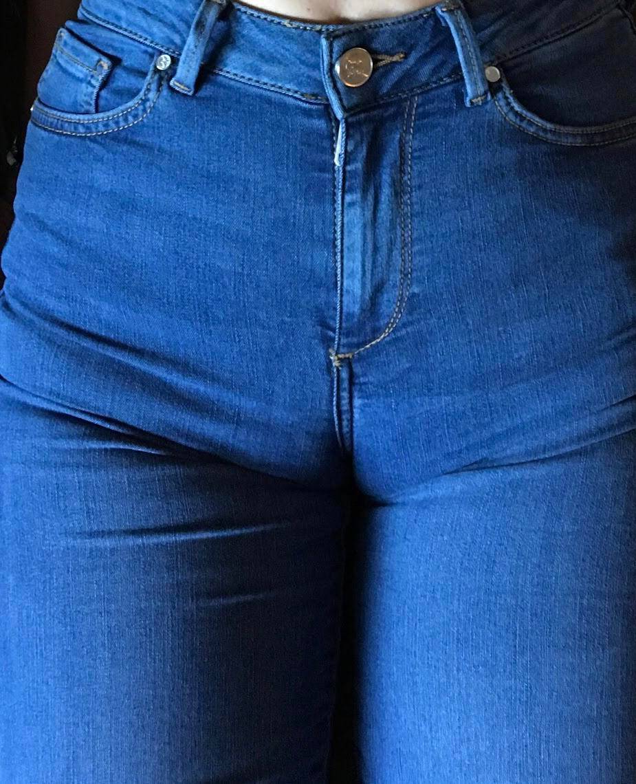 Tight Jeans Cameltoe